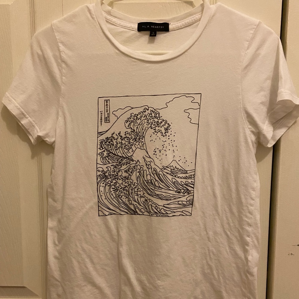 white “The Great Wave Off Kanagawa” tee size small